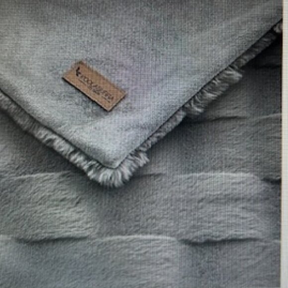 Koolaburra by UGG Ellowyn Faux Fur Reversible Design Wild Dove Throw - Picture 7 of 9